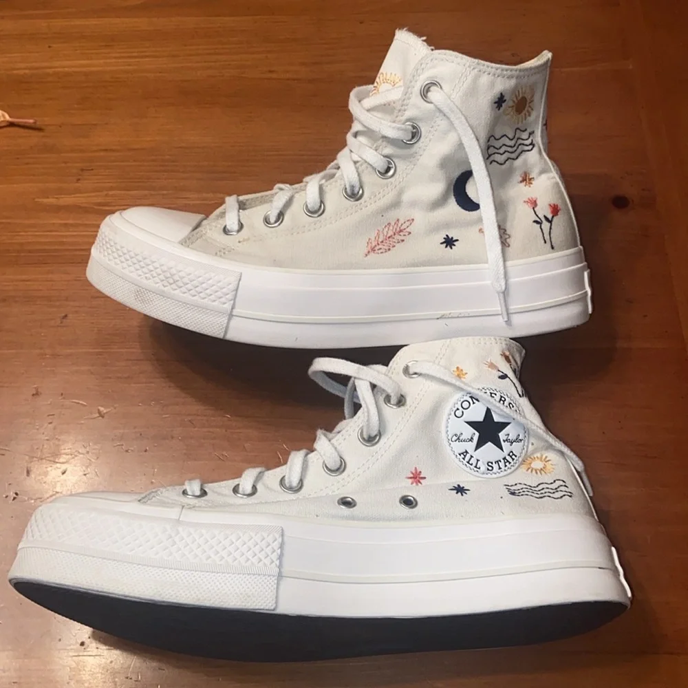 Chuck Taylor All Star Lift Platform It's Okay To Wander size 8.5 women